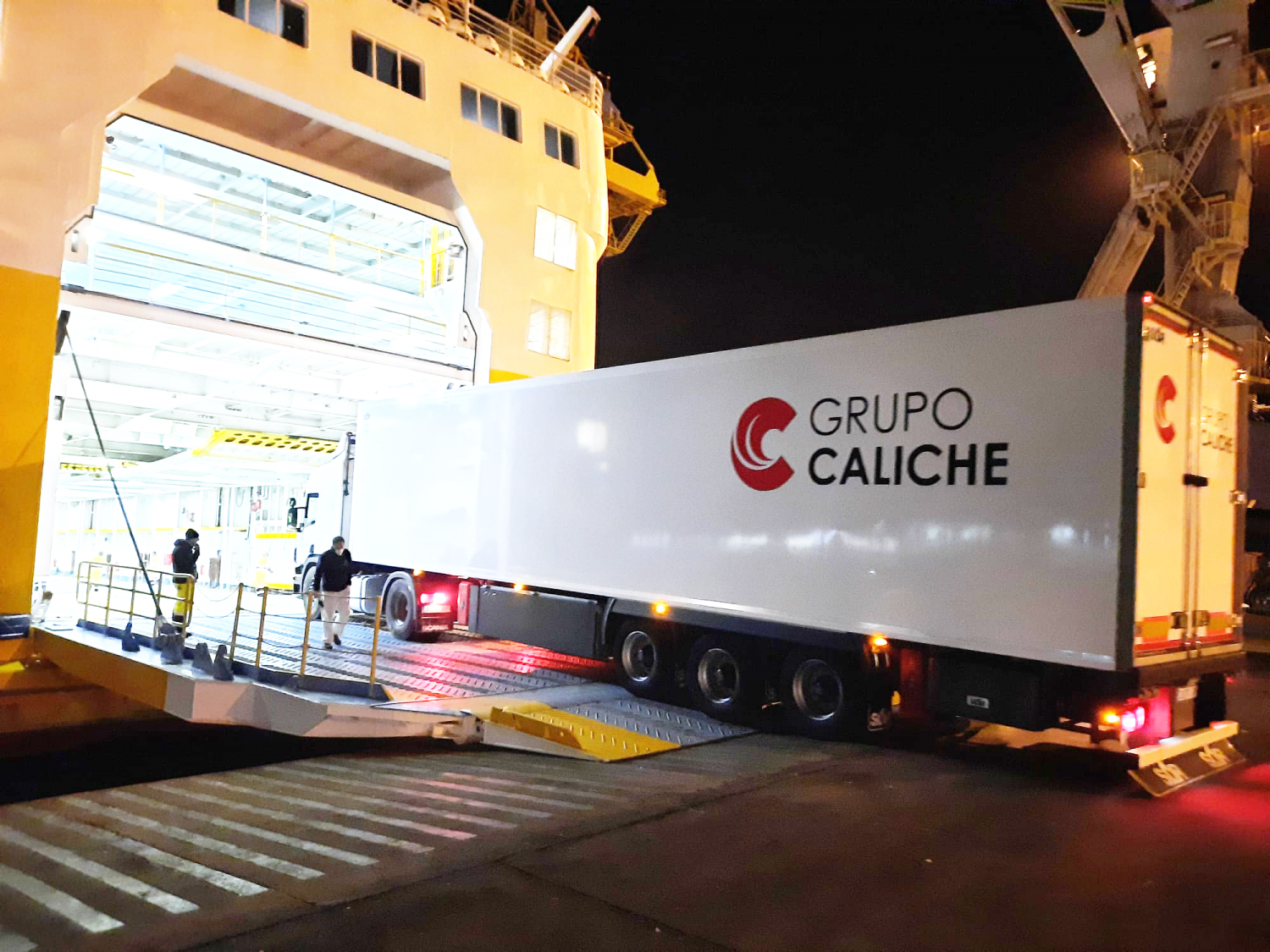 Camión de Grupo Caliche entrando al ferry que le llevará a Francia desde el Puerto de Cartagena